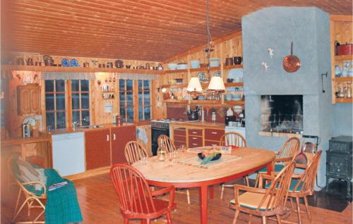 kuchnia z drewnianym stołem i krzesłami w obiekcie Idavolden w mieście Stangvik