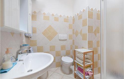uma casa de banho com um lavatório e um WC em Cozy Home In Viddalba With Kitchen em Viddalba