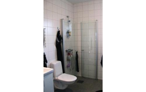 Koupelna v ubytování 2 Bedroom Awesome Apartment In Visby