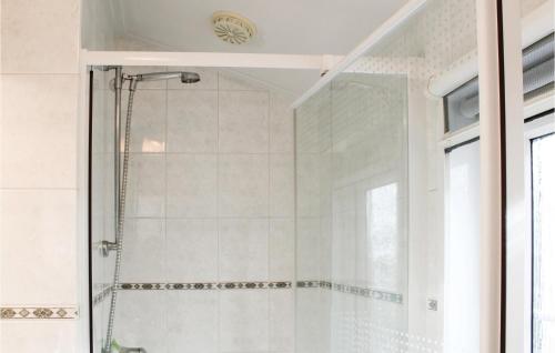 um chuveiro com uma porta de vidro na casa de banho em 2 Bedroom Nice Home In Tzummarum em Tzummarum