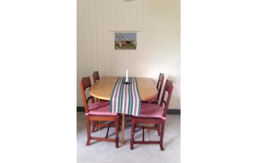 een eettafel en stoelen met een kaars erop bij 3 Bedroom Beautiful Home In Lundsbrunn in Lundsbrunn