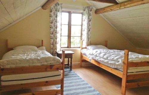 1 dormitorio con 2 camas y ventana en 3 Bedroom Beautiful Home In Lundsbrunn, en Lundsbrunn