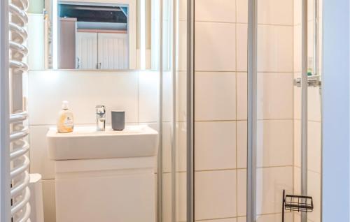 Bilik mandi di Beautiful Apartment In Friedrichskoog Ot Frie