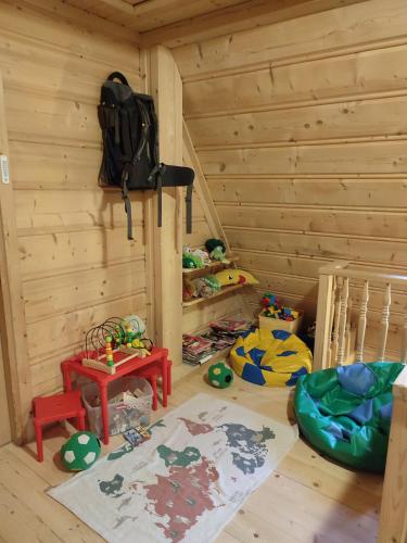 a childs room with a wooden wall at Dom Cypryda in Chochołów
