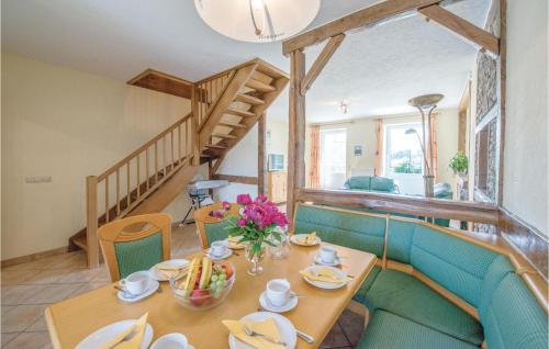 ein Esszimmer mit einem Tisch und einer Treppe in der Unterkunft Haus Engel-rafael in Steffeshausen