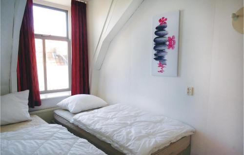 ヒンデローペンにあるDe Eekhof - Appartement 7のベッドルーム1室(ツインベッド2台、窓付)