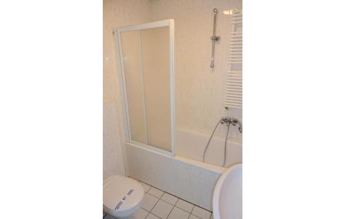 La salle de bains est pourvue de toilettes, d'une baignoire et d'un lavabo. dans l'établissement Bungalowpark Wijdland - Aak, à Bunschoten