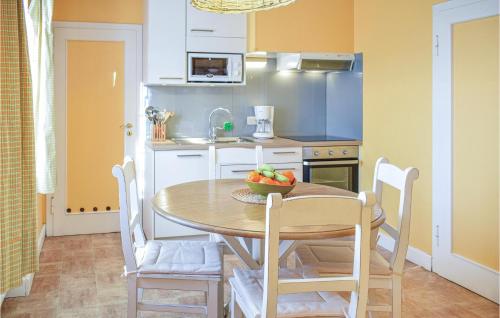 uma cozinha com uma mesa com uma taça de fruta em Villa Pascale em Robertville