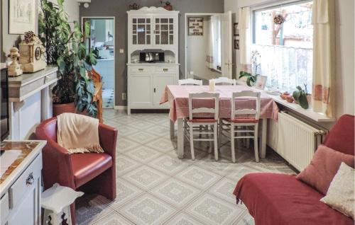 オーステンデにあるFlorivanの部屋にテーブルと椅子のあるキッチン