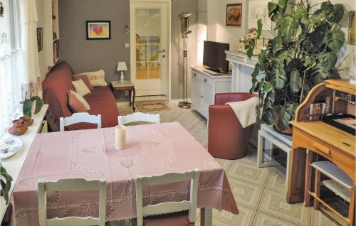 ein Wohnzimmer mit einem Tisch, auf dem eine Kerze steht in der Unterkunft Florivan in Ostende