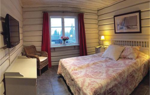 a bedroom with a bed and a window at Cozy Home In Sälen With Sauna in Stöten