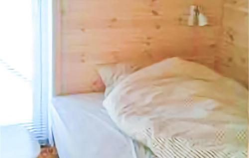 Llit o llits en una habitació de Stunning Home In Hjelmeland With 5 Bedrooms And Wifi
