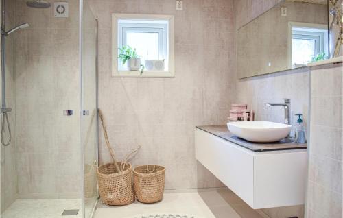 y baño con lavabo y ducha. en Cozy Home In Fjelberg With Kitchen en Vik