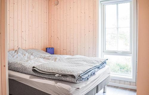 1 cama no hecha en una habitación con ventana en Cozy Home In Fjelberg With Kitchen en Vik