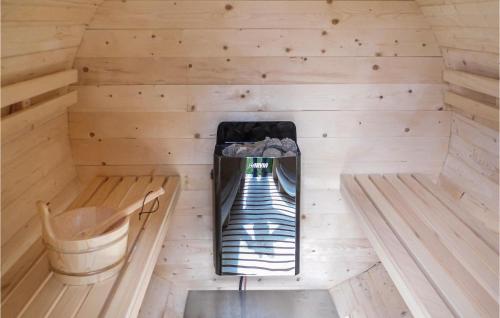 einen Blick auf eine Sauna mit Spiegel in der Unterkunft Ferienhaus 44 In Kirchheim in Kemmerode