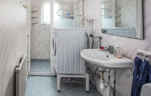 a white bathroom with a sink and a mirror at Beautiful Home In Arvidsjaur With 2 Bedrooms, Sauna And Wifi in Arvidsjaur