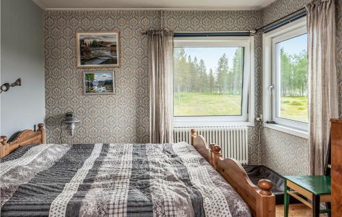 um quarto com uma cama grande e uma janela em 2 Bedroom Gorgeous Home In Arvidsjaur em Arvidsjaur