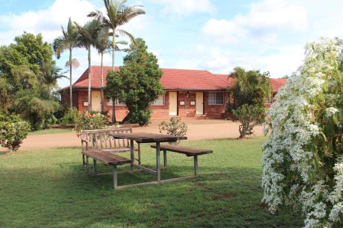 Un jardín fuera de Childers Gateway Motor Inn