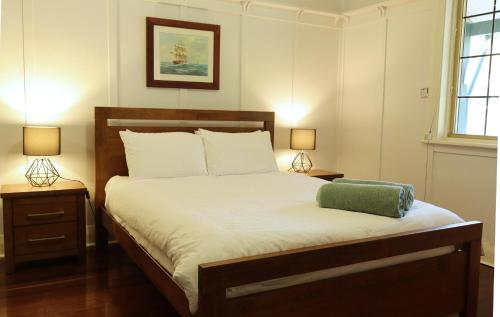1 dormitorio con 1 cama grande y 2 mesitas de noche en South Freo Bungalow - Winter Centre Of Cafes, en South Fremantle