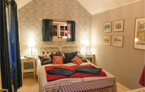 Llit o llits en una habitació de Stunning Home In Sollebrunn With Outdoor Swimming Pool