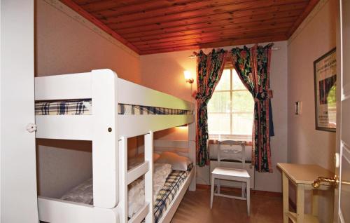 Kerrossänky tai kerrossänkyjä majoituspaikassa 2 Bedroom Cozy Home In Sjtorp