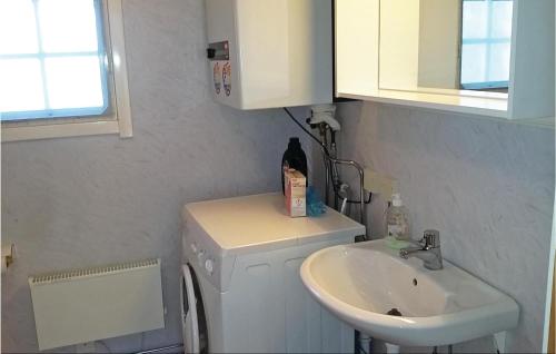 y baño con lavabo y lavadora. en Nice Home In Srna With 3 Bedrooms en Särna