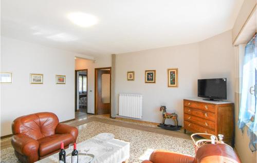 Televízia a/alebo spoločenská miestnosť v ubytovaní Beautiful Apartment In Magliano
