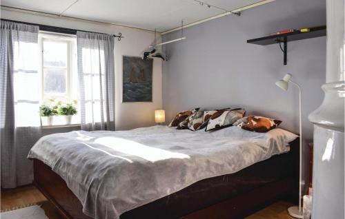 Un pat sau paturi într-o cameră la Gorgeous Home In Ronneby With Kitchen