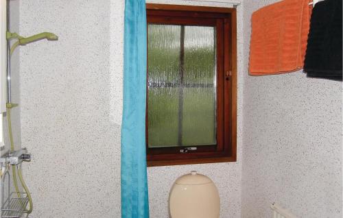 een badkamer met een raam en een toilet. bij Pet Friendly Home In Yngsj With Kitchen in Yngsjö