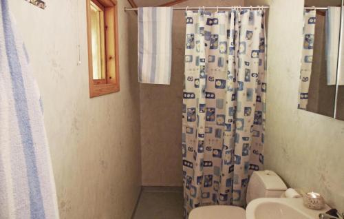 Koupelna v ubytování Awesome Home In Gislaved With Lake View