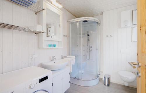 Ein Badezimmer in der Unterkunft Stunning Home In Zerpenschleuse With Kitchen