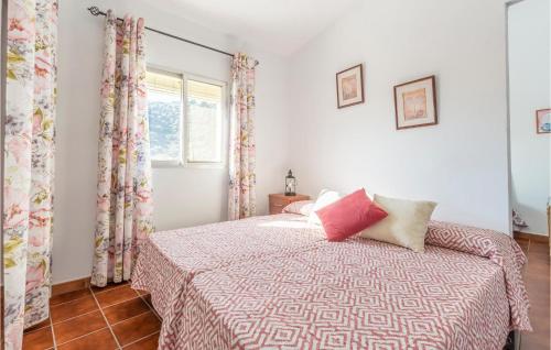 sypialnia z łóżkiem z czerwoną kołdrą w obiekcie 4 Bedroom Nice Home In Sayalonga w mieście Sayalonga