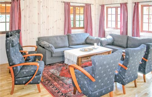 Una sala de estar con un sofá y sillas y una mesa. en Stunning Home In Sogndal With Sauna, en Svidalen