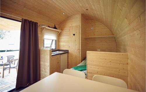 Habitación pequeña con mesa y sillas en Gorgeous Home In Ssel With Lake View en Süsel