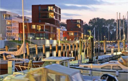 Un grupo de barcos atracados en un puerto deportivo por la noche. en Passatvilla - Apartment 4, en Travemünde