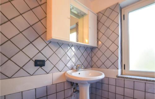 y baño con lavabo y espejo. en Stunning Apartment In Portigliola With Wifi, en Portigliola