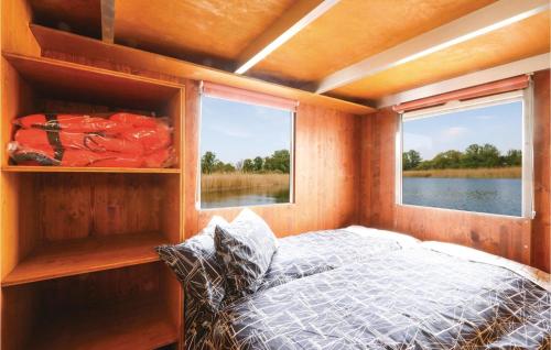 RadewegeにあるLovely Ship In Radewege With Kitchenetteの小さなベッドルーム(ベッド1台、窓付)