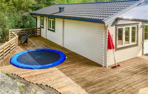 Bazén v ubytování Holiday Home Färgelanda 359 nebo v jeho okolí