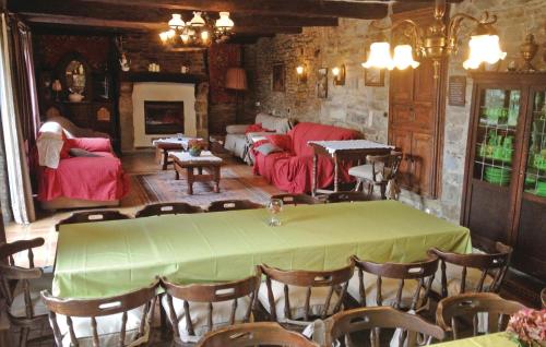 a living room with a green table and chairs at Vennhaus in Waimes