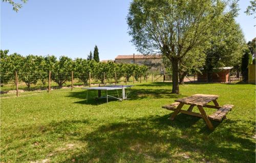 Κήπος έξω από το Amazing Apartment In Vallabregues