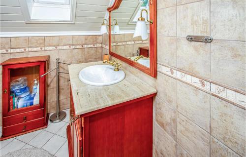 Koupelna v ubytování Amazing Apartment In Vestnes With House A Mountain View