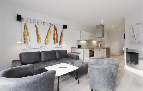 een woonkamer met een bank en een tafel bij Dünenvilla 6, Whg 1 in Travemünde