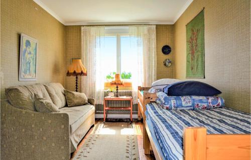 een woonkamer met een bed en een bank bij Beautiful Home In Mariannelund With Wifi in Mariannelund