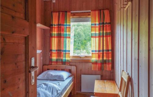 a small room with a bed and a window at Bassebuupdalstøl in Tyinkrysset