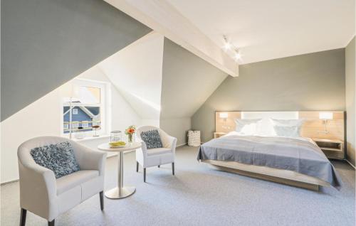 1 dormitorio con 1 cama, 2 sillas y mesa en Cozy Apartment In Dagebll With Wifi, en Dagebüll