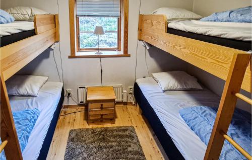 Krevet ili kreveti na kat u jedinici u objektu Gorgeous Home In Srna With Sauna