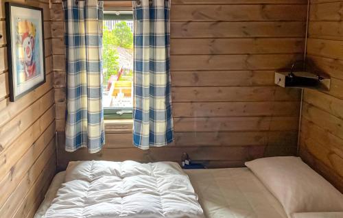 Bett in einem Zimmer mit Fenster in der Unterkunft Amazing Home In Mykland With Kitchen in Mykland