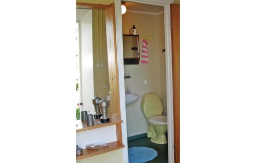 ein Bad mit einem WC und einem Waschbecken in der Unterkunft Stunning Apartment In Ljugarn With 1 Bedrooms in Lau