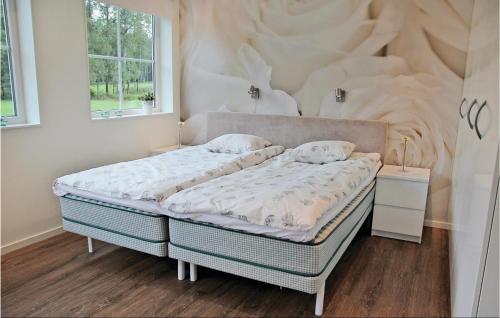 Llit o llits en una habitació de 2 Bedroom Cozy Apartment In Habo