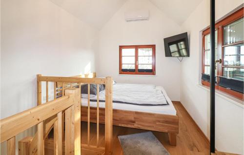 ein kleines Schlafzimmer mit einem Bett und einer Treppe in der Unterkunft Kellerstoeckl Suedburgenland in Eisenberg an der Pinka